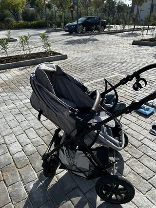 Carrito de bebe con capazo. Incluye complementos.