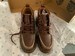 Dr. Martens Lowell Chukka Piel Marrón