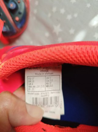 Botas de fútbol naranjas y azules