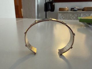 Pulsera plateada con diseño de eslabones