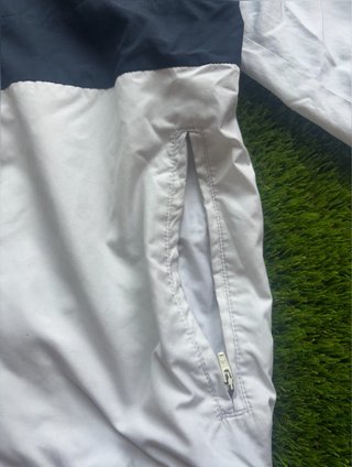 Chaqueta Adidas Unisex Blanca y Azul.