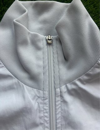 Chaqueta Adidas Unisex Blanca y Azul.
