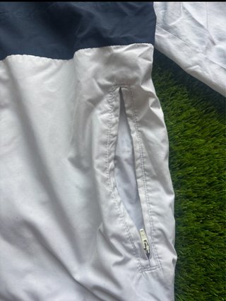 Chaqueta Adidas Unisex Blanca y Azul.