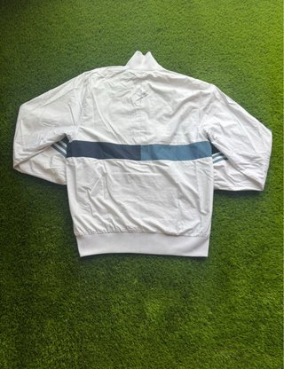 Chaqueta Adidas Unisex Blanca y Azul.