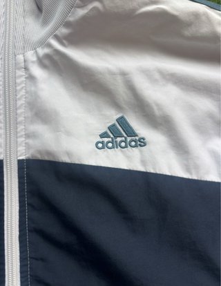 Chaqueta Adidas Unisex Blanca y Azul.