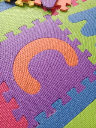 Suelo modular letras y números infantil.