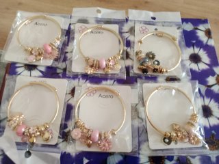 Pulseras de cordón con dijes