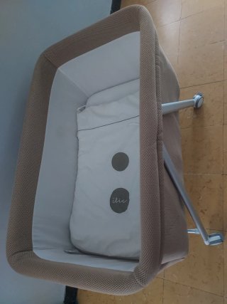 Cuna de bebé con ruedas