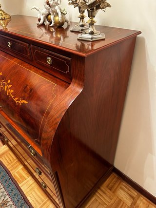 Cómoda de madera con detalles dorados