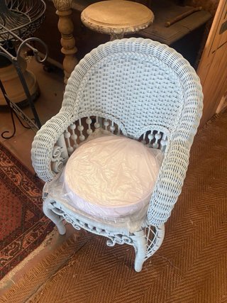 Sillón de ratán gris azulado con cojín