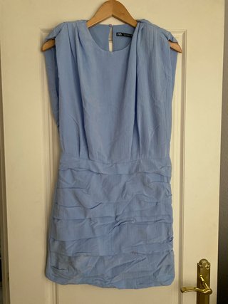 Vestido Zara azul hombreras y mini falda fruncida
