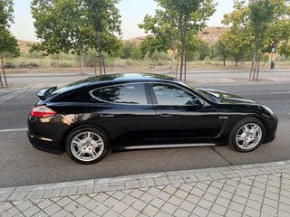 porsche panamera con libro