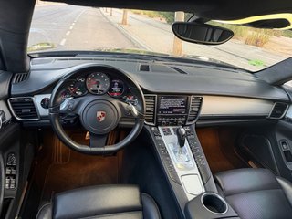 porsche panamera con libro