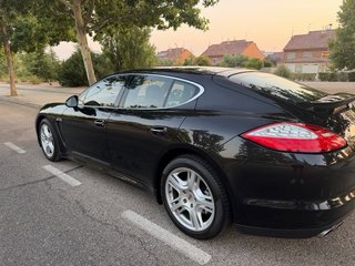 porsche panamera con libro