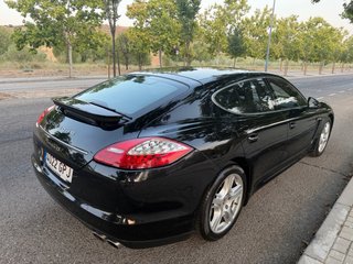 porsche panamera con libro