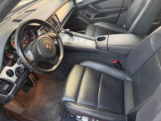 porsche panamera con libro
