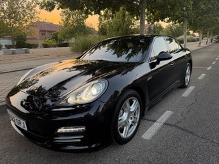 porsche panamera con libro