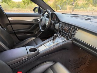 porsche panamera con libro