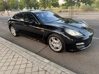 porsche panamera con libro