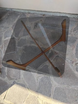 Tavolino in legno e vetro design curvo