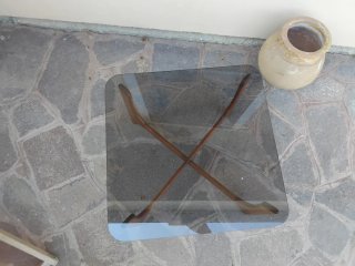 Tavolino in legno e vetro design curvo