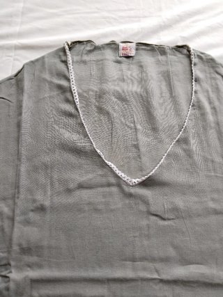 Camisola gris con detalles blancos