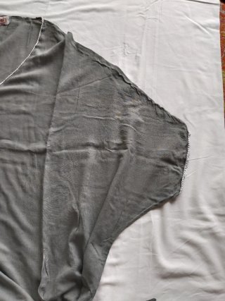 Camisola gris con detalles blancos