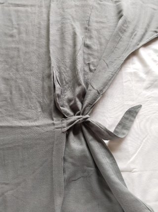 Camisola gris con detalles blancos