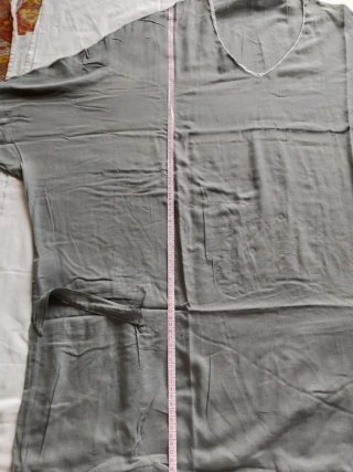 Camisola gris con detalles blancos