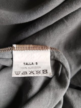 Camisola gris con detalles blancos