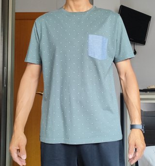 Camiseta Easy Wear verde con bolsillo