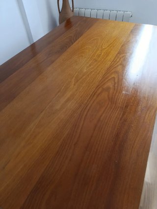 Mesa de comedor de madera