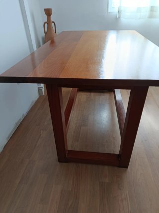 Mesa de comedor de madera