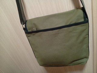 Bolso Lacoste verde militar con cocodrilo