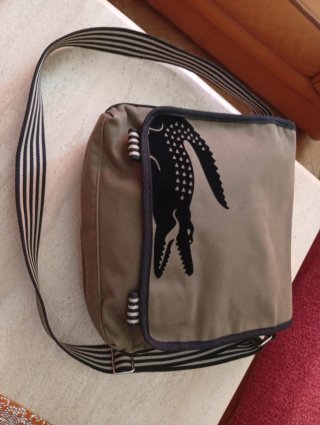 Bolso Lacoste verde militar con cocodrilo