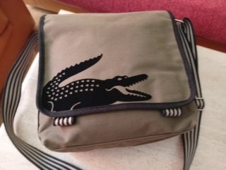 Bolso Lacoste verde militar con cocodrilo