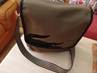 Bolso Lacoste verde militar con cocodrilo