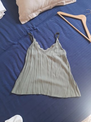 Blusa verde con encaje