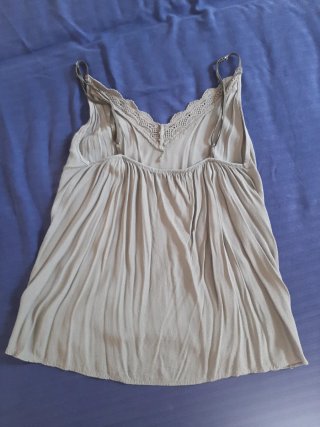 Blusa verde con encaje