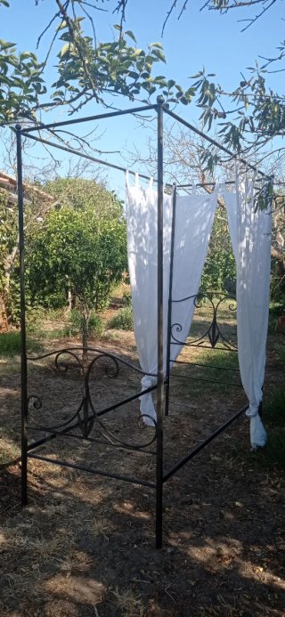 Letto baldacchino artigianale in ferro battuto
