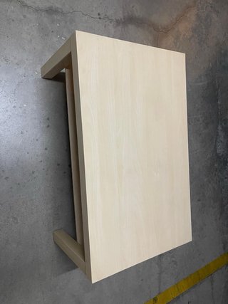 Mesa baja de madera clara con estante
