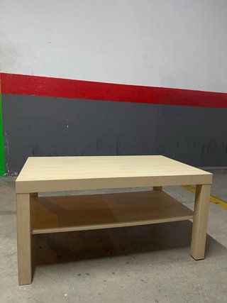 Mesa baja de madera clara con estante