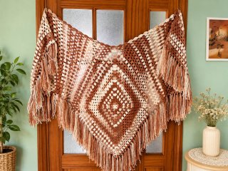 Chal triangular de lana crochet