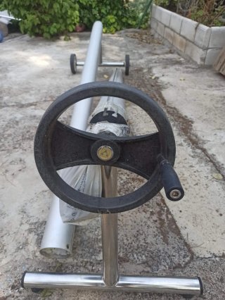 Enrollador telescópico para manta de piscina