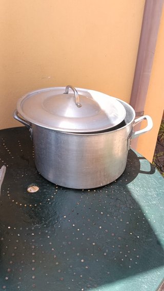 Olla grande de aluminio con tapa