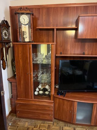 Mueble de salón de madera y cristal