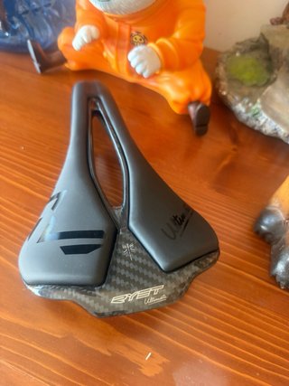 Asiento de carbono para bicicleta