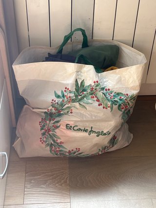 Bolsa con ropa de mujer