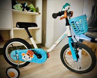 Bicicleta niñ@ BTWIN con cesta, ruedines y casco