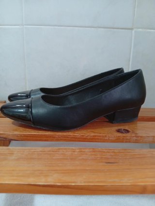 Zapatos de tacón negros para mujer